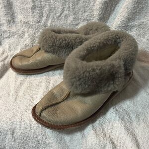 Cozy leather and Shearling Lined kids Slippers in size 4